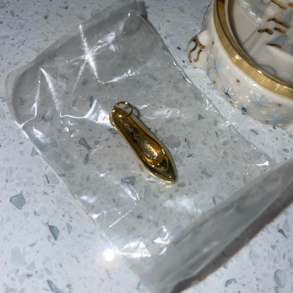 Lenox Cinderella’s Enchanted Slipper Treasure Box - Picture 4 of 7